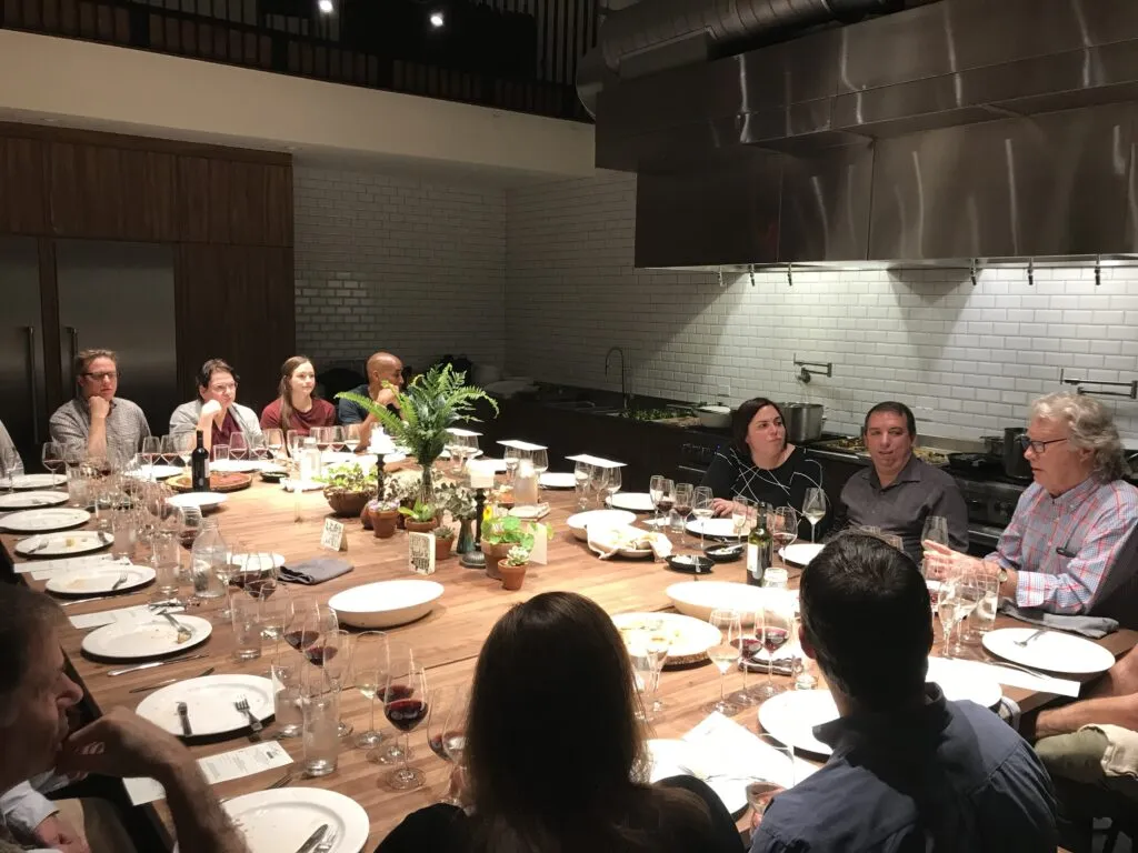 cover image of event - people dining in a corporate setting